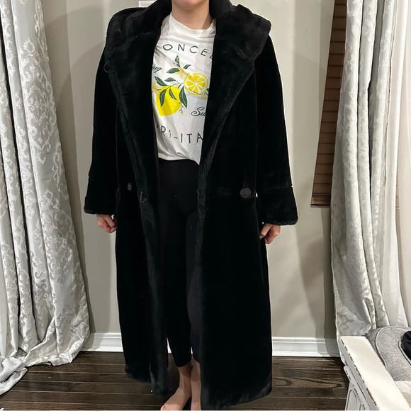 DonnyBrook Jackets & Blazers - Donnybrook Women’s long faux fur. Elegant. Size Large.